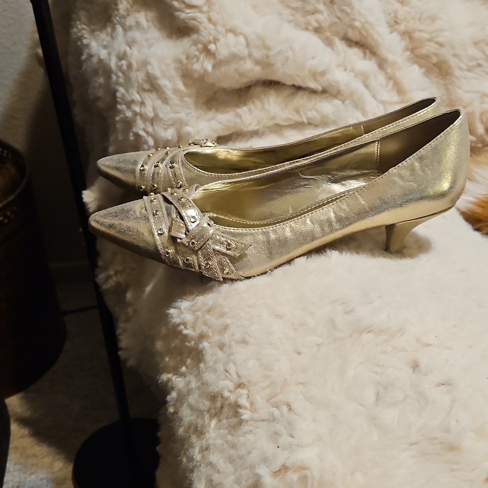 Kathy Van Zeeland Metallic Gold Heels - Picture 2 of 12